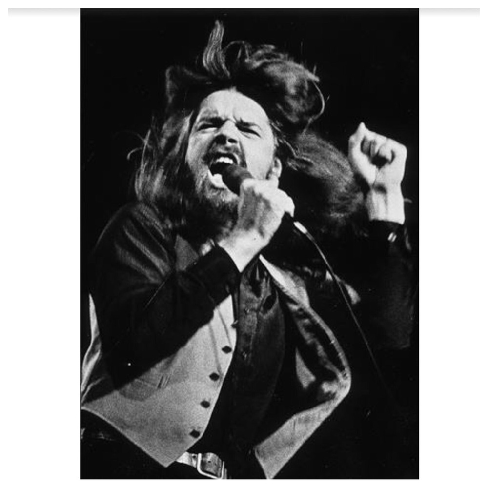 She's totally committed
To major independence